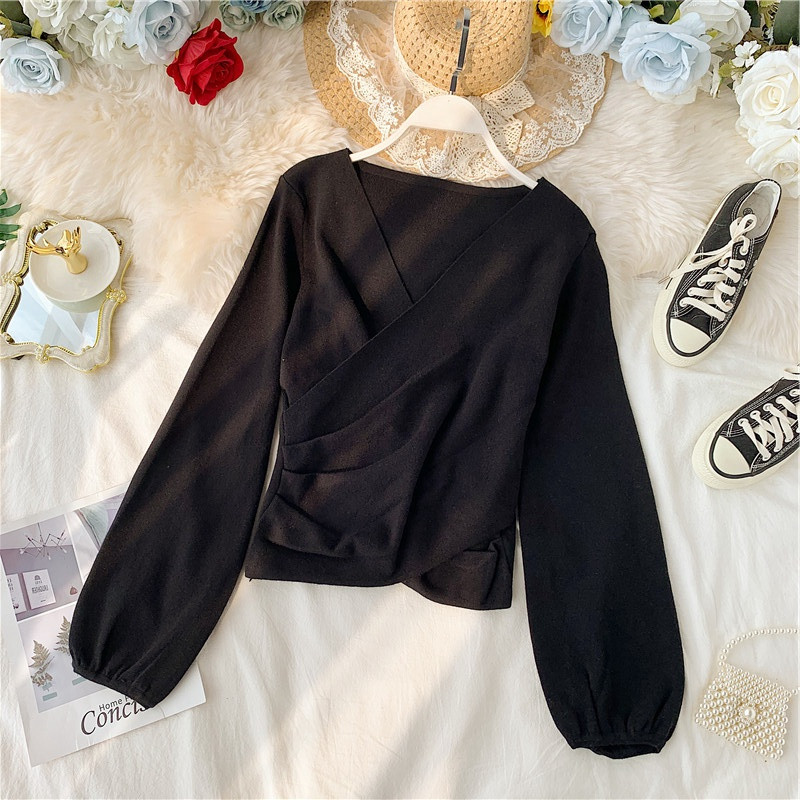 Stílusos női pulóver spitz nyakkivágással és széles ujjakkal, több színben