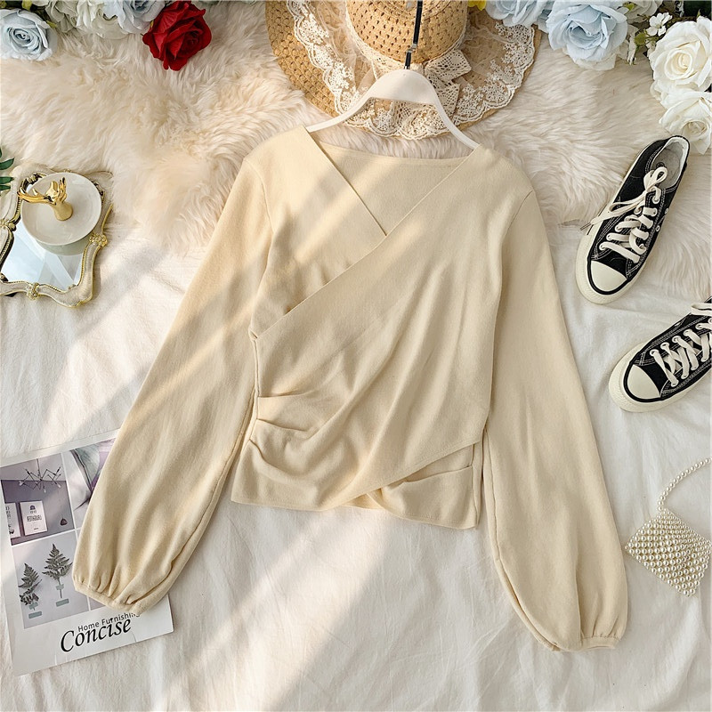 Stílusos női pulóver spitz nyakkivágással és széles ujjakkal, több színben