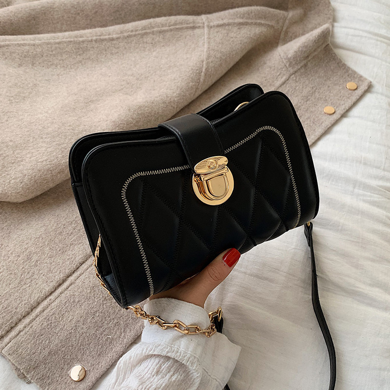 Geanta de dama eleganta cu element metalic in alb si negru