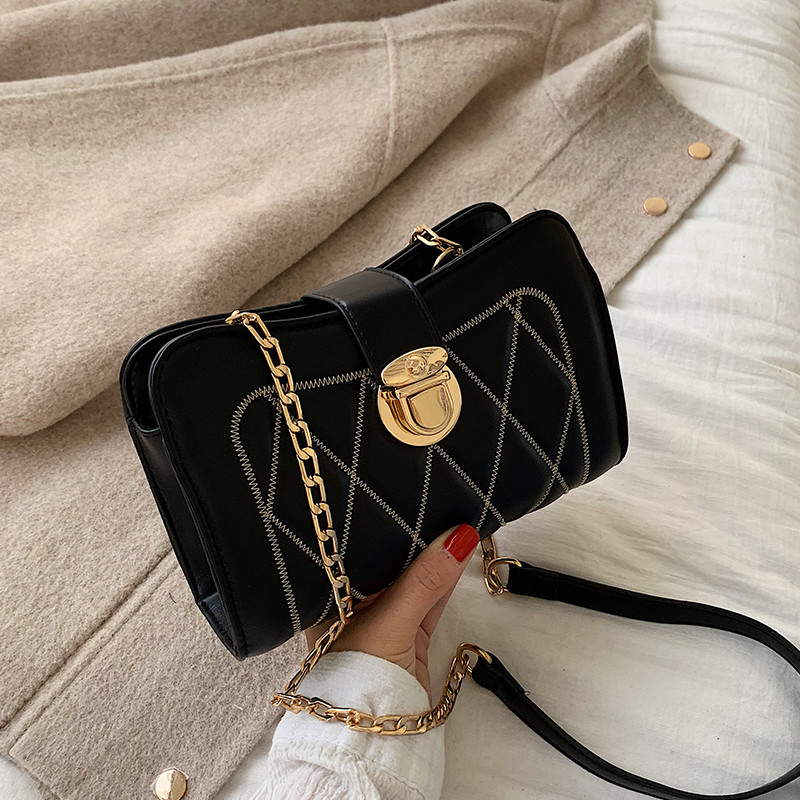 Geanta de dama eleganta cu element metalic in alb si negru