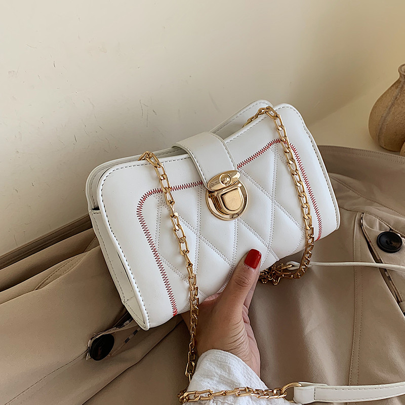 Geanta de dama eleganta cu element metalic in alb si negru