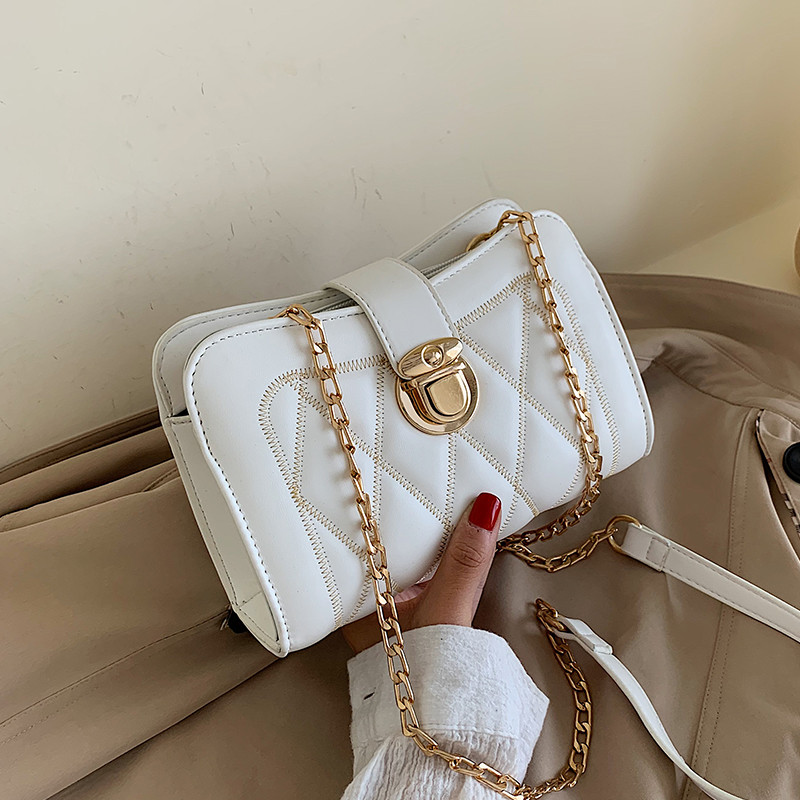 Geanta de dama eleganta cu element metalic in alb si negru