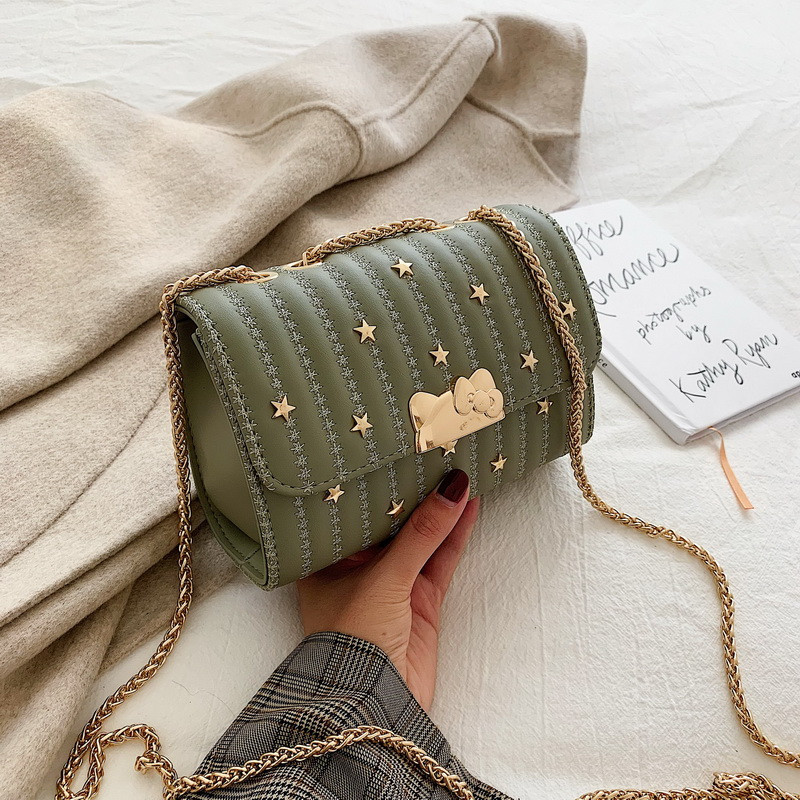 Női táska fém elemmel és lánccal