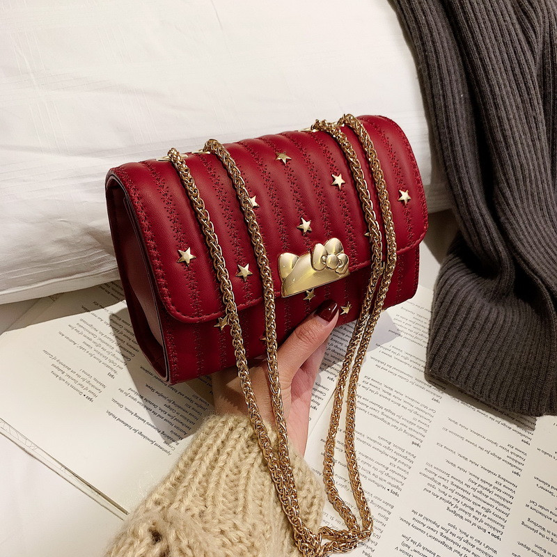 Női táska fém elemmel és lánccal