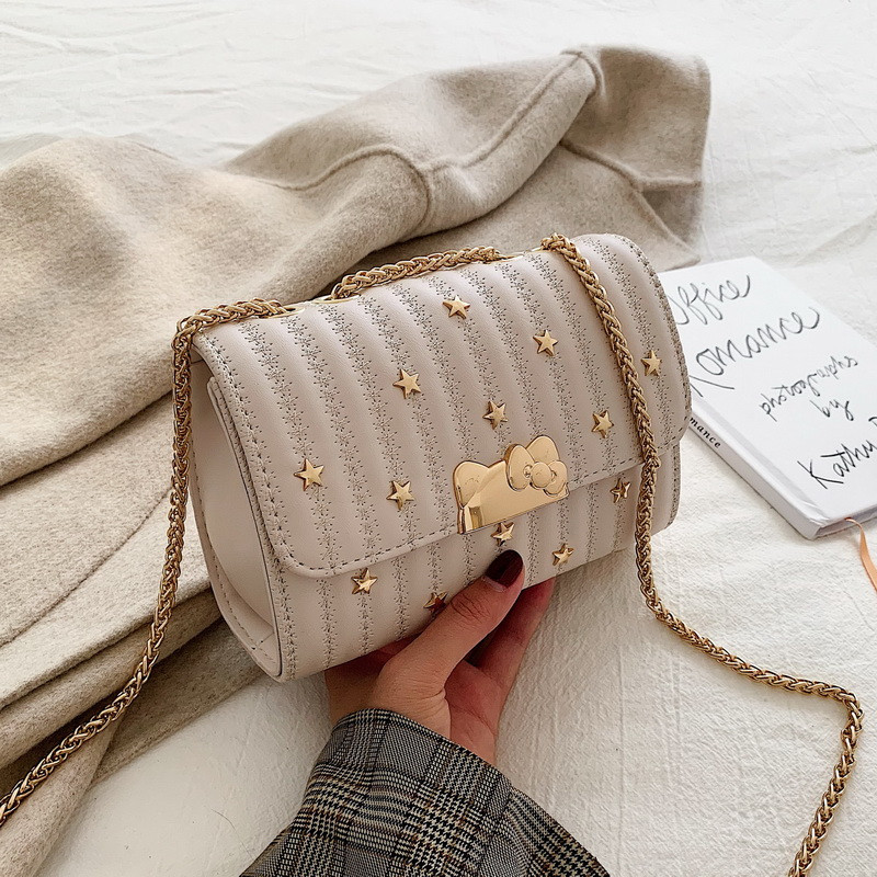 Női táska fém elemmel és lánccal