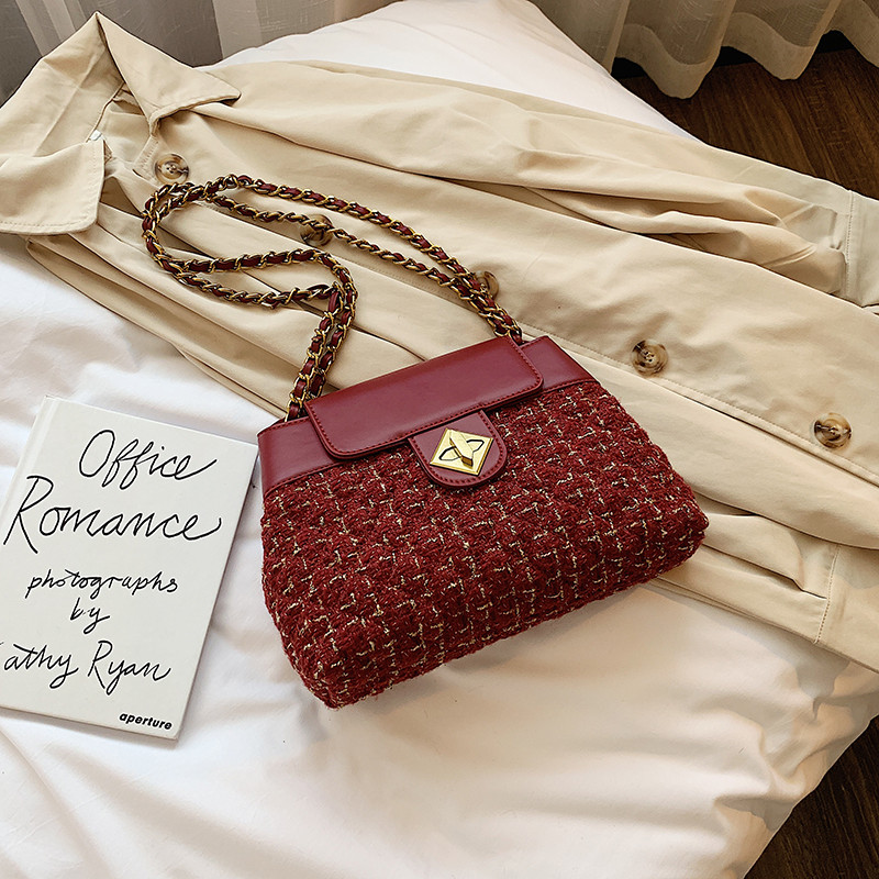 Geanta de dama moderna cu inchidere metalica