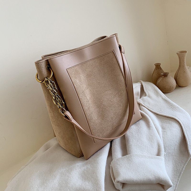 Stílusos női táska öko velúrból és fémláncból