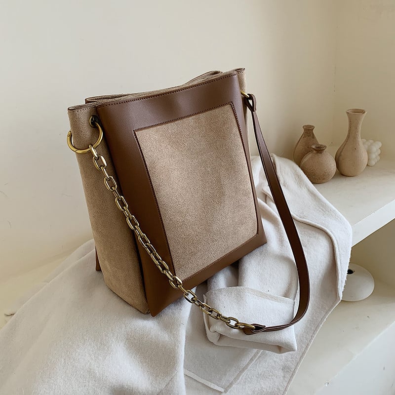 Stílusos női táska öko velúrból és fémláncból