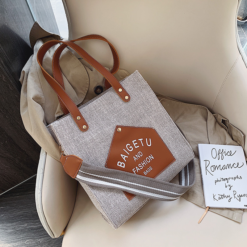 Σύγχρονη γυναικεία τσάντα με δύο λαβές και  επιγραφή