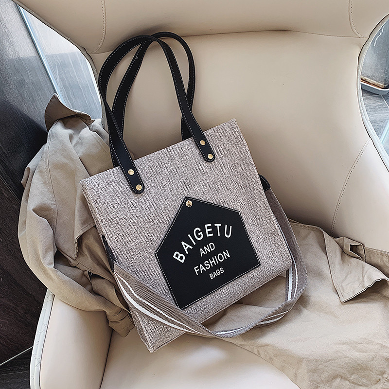 Σύγχρονη γυναικεία τσάντα με δύο λαβές και  επιγραφή