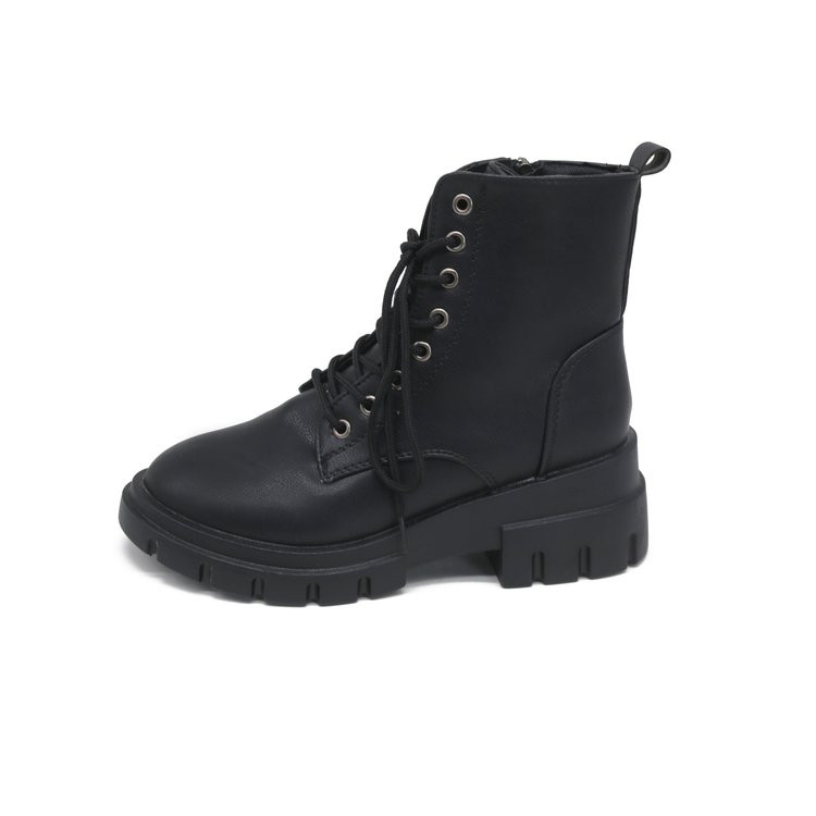 Alkalmi női csizma durva talppal, fekete színben