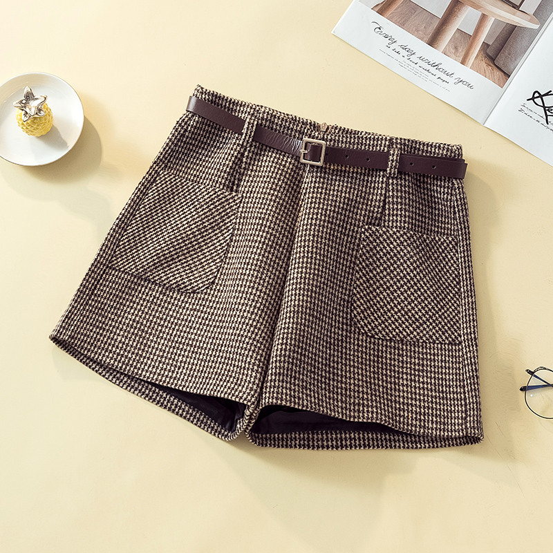 Γυναικείο μοντέρνο κοντό παντελόνι σε καφέ χρώμα