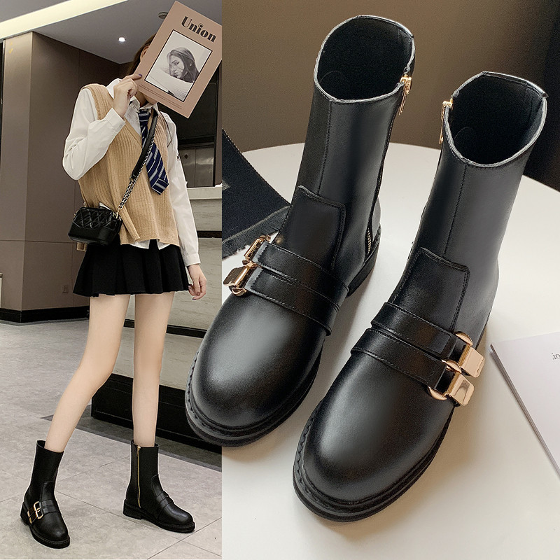 Μοντέρνες γυναικείες μπότες με μεταλλικό στοιχείο σε μαύρο χρώμα