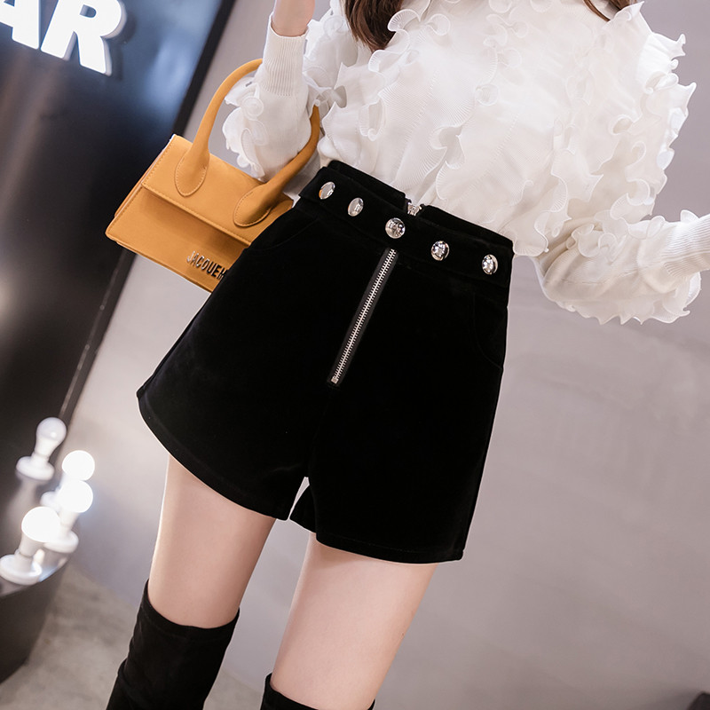 Pantaloni scurți moderni de damă în negru, cu fermoar