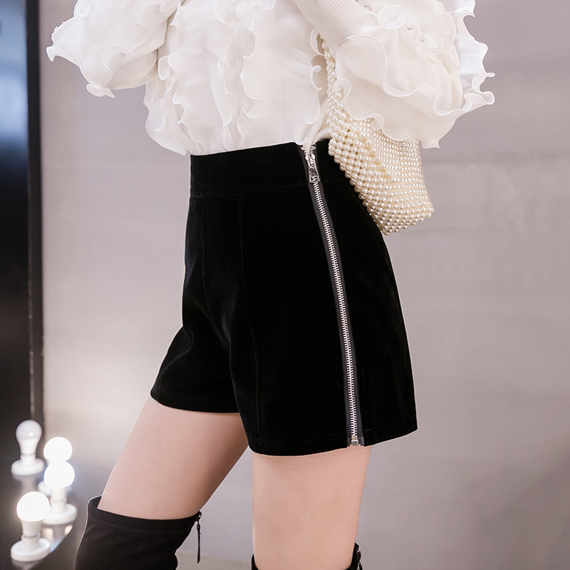 Modern női rövidnadrág fekete színben, oldalsó cipzárral