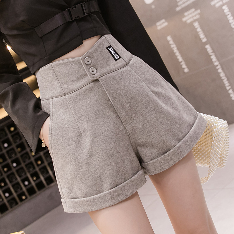 Pantaloni scurți de damă actuali cu talie înaltă în mai multe culori