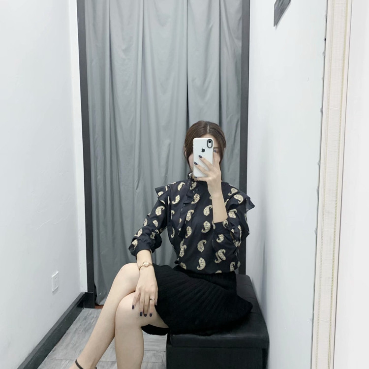 Bluza de dama cu sireturi de culoare neagra cu model colorat