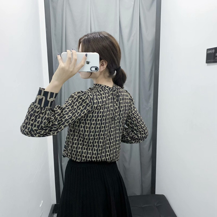 Elegáns női blúz szalaggal, mintás mintával