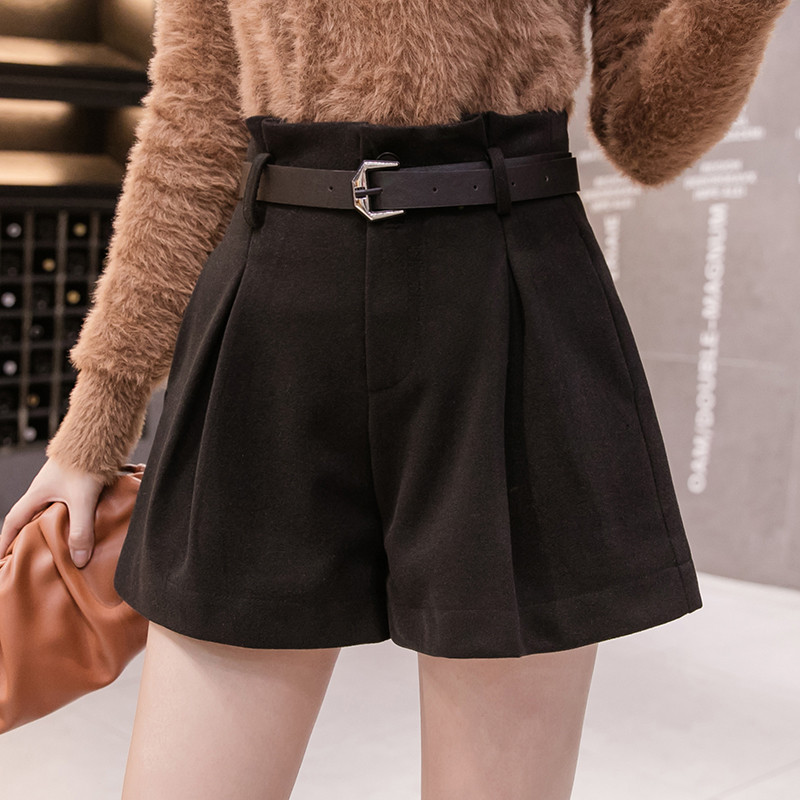 Pantaloni scurti moderni de dama in trei culori - model larg