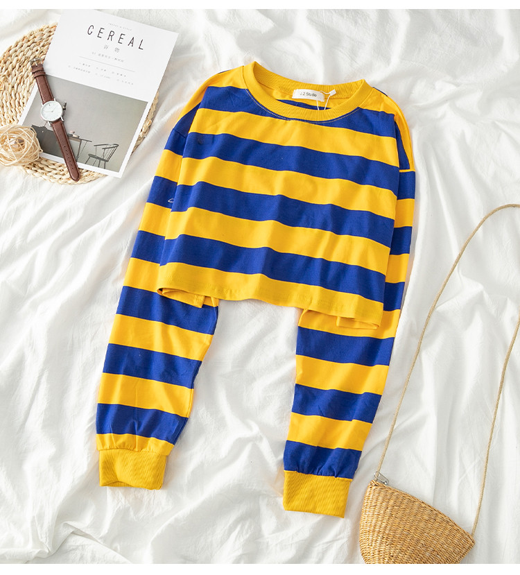 Bluză de damă cu dungi în două culori cu decolteu O