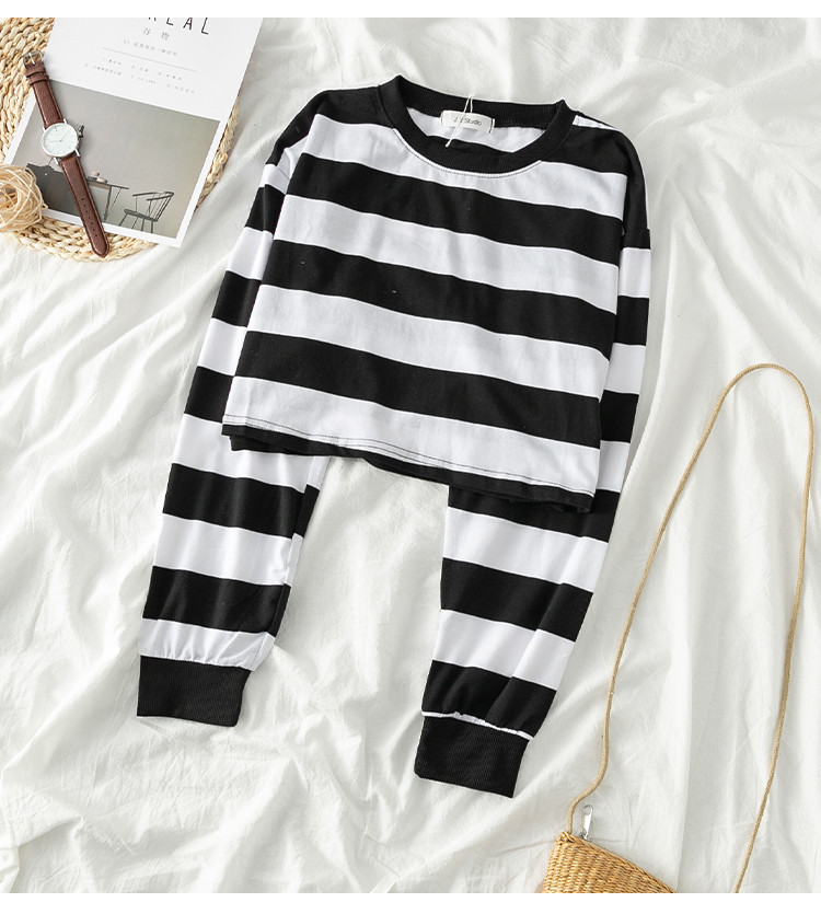 Bluză de damă cu dungi în două culori cu decolteu O