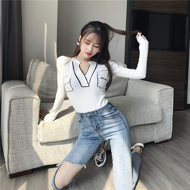 Bluză de damă cu decolteu profund și buzunare în alb și negru