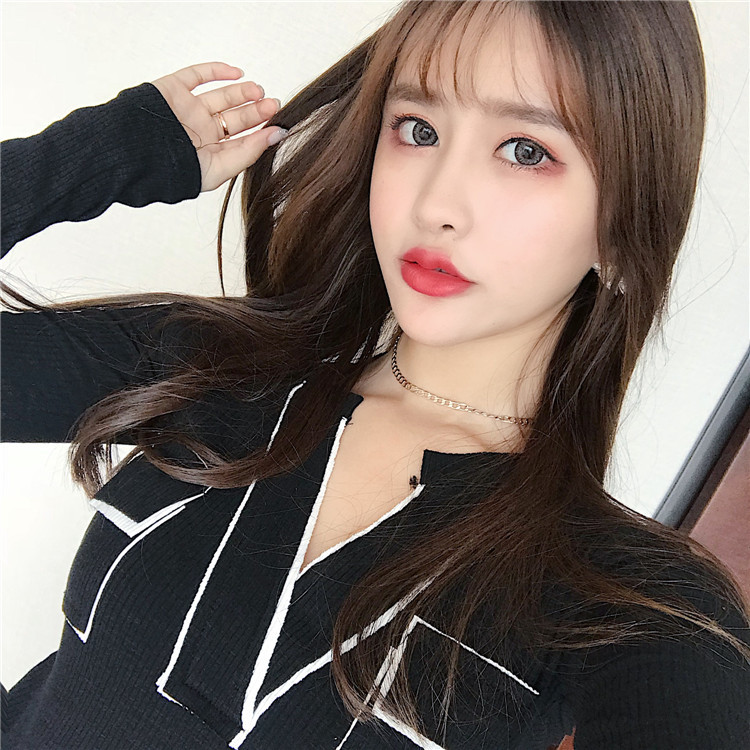 Bluză de damă cu decolteu profund și buzunare în alb și negru