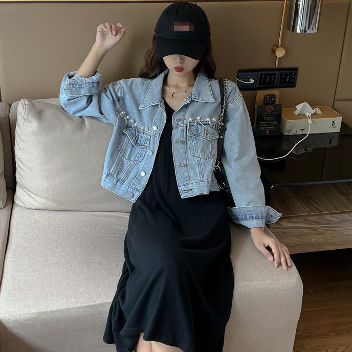 Aktuális női rövid farmerdzseki díszgyöngyökkel