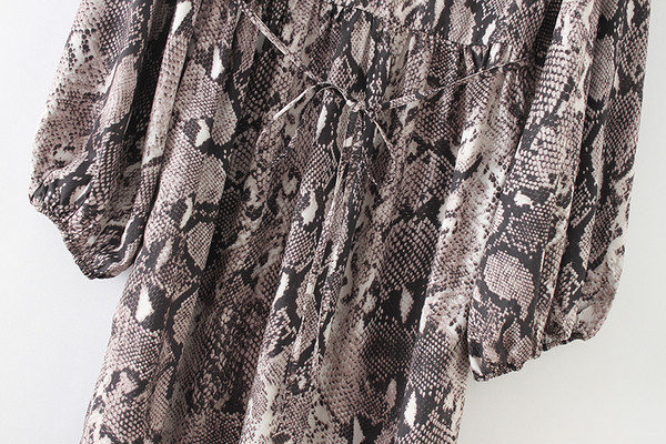 Rochie moderna de dama cu maneci lungi si model animal