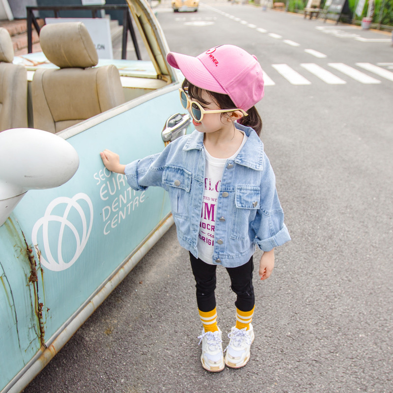 Modern kék gyerekkabát szalaggal és hímzéssel