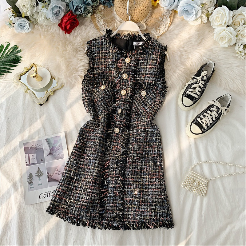 Modern női ruha gyöngyökkel, kék és fekete színben