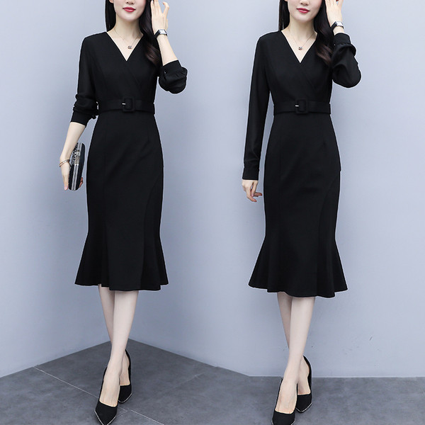 Stílusos női ruha Karcsú modell fekete övvel