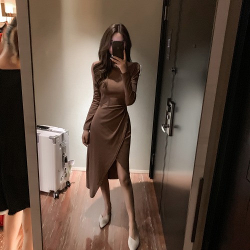 Rochie asimetrică de damă în maro și negru