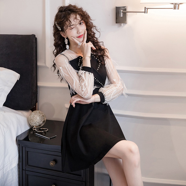 Γυναικείο κομψό φόρεμα με πέρλες και μανίκια τούλι με κρόσσια