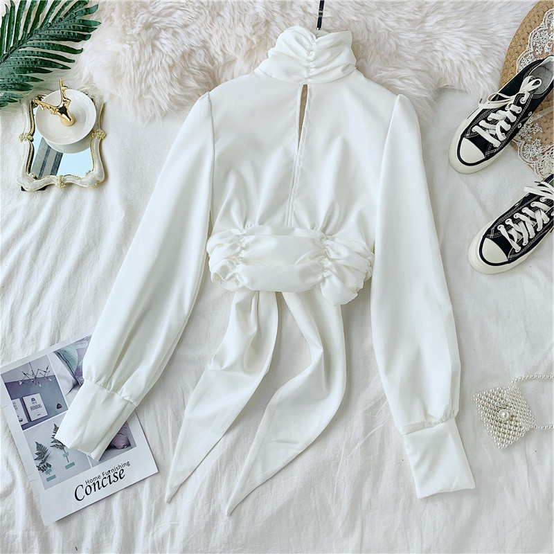 Aktuális női blúz magas gallérral, fekete-fehér színben