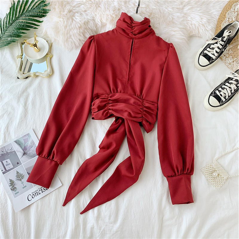 Aktuális női blúz magas gallérral, fekete-fehér színben