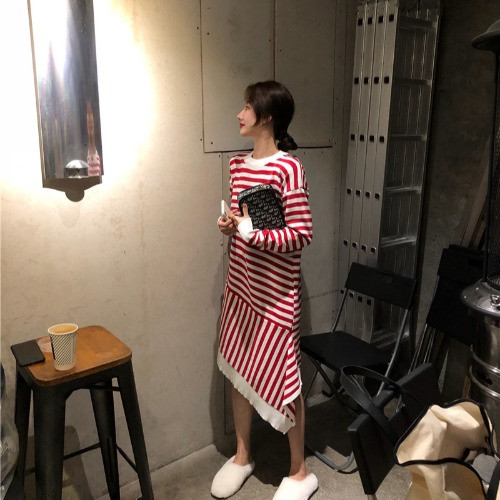 Rochie de damă în dungi asimetrice cu mâneci lungi