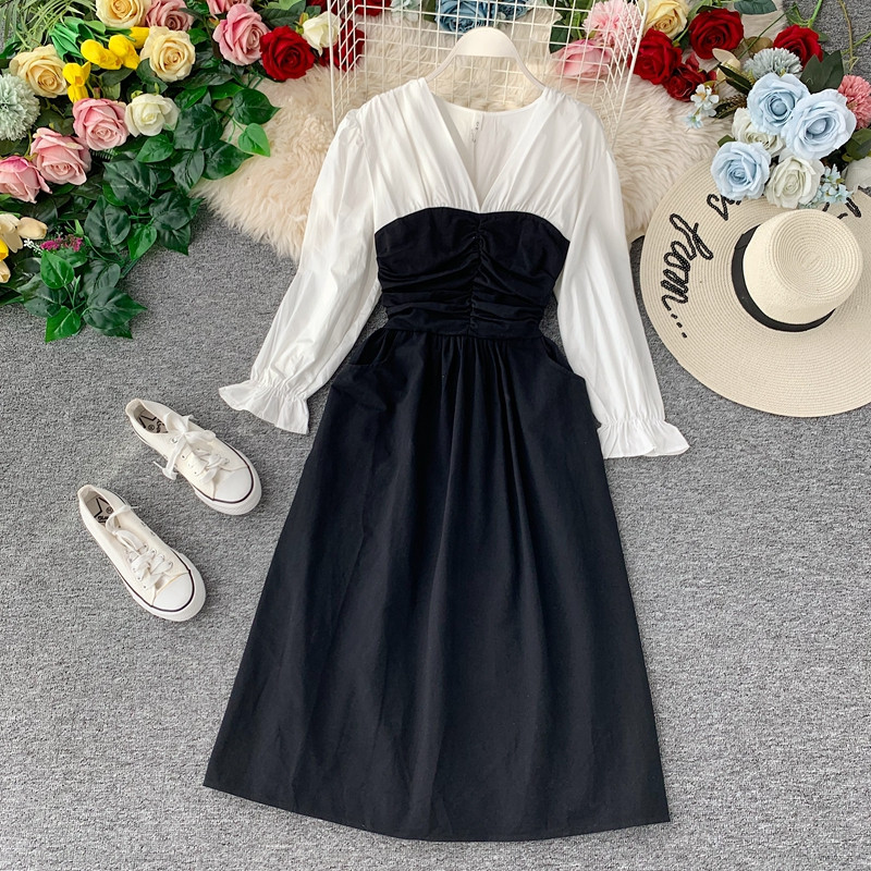 Stílusos női ruha mély nyakkivágással és hosszú ujjakkal, két színben