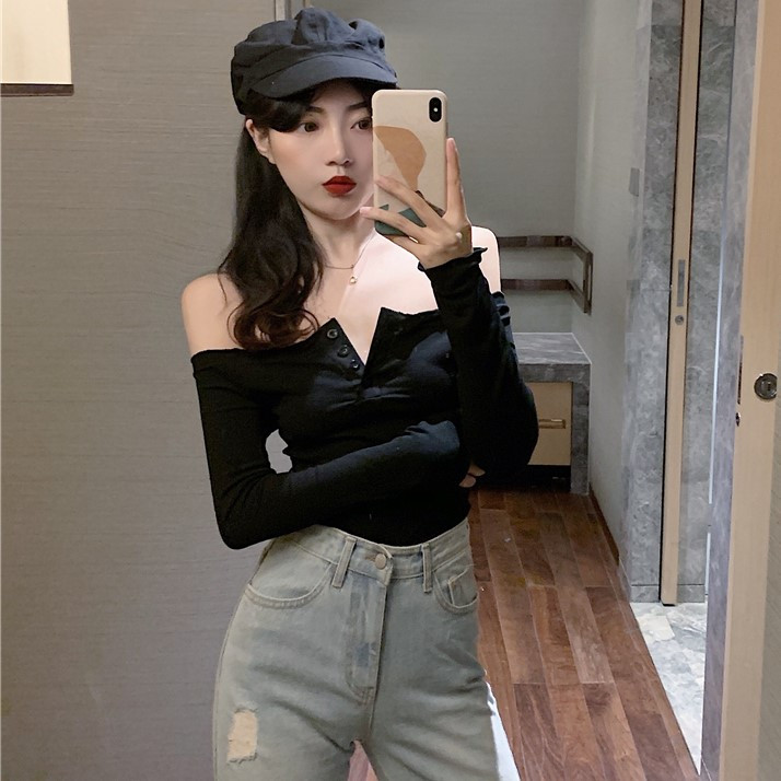 Bluză de damă cu umeri goi, cu nasturi