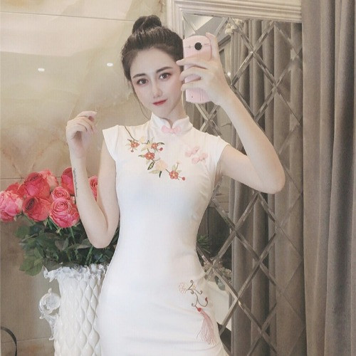 Fekete színű, testhezálló női ruha hímzéssel