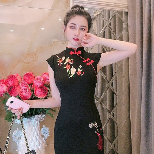 Fekete színű, testhezálló női ruha hímzéssel