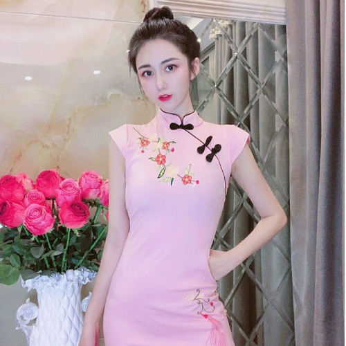 Fekete színű, testhezálló női ruha hímzéssel