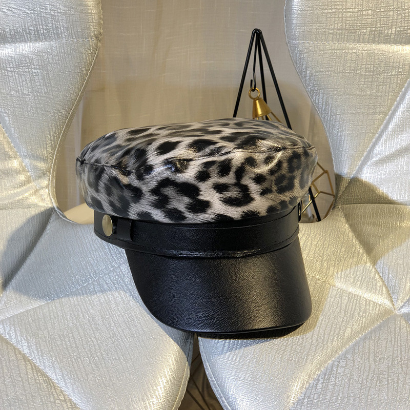 Șapcă de damă de ultimă generație cu model leopard și vizor din piele în două culori