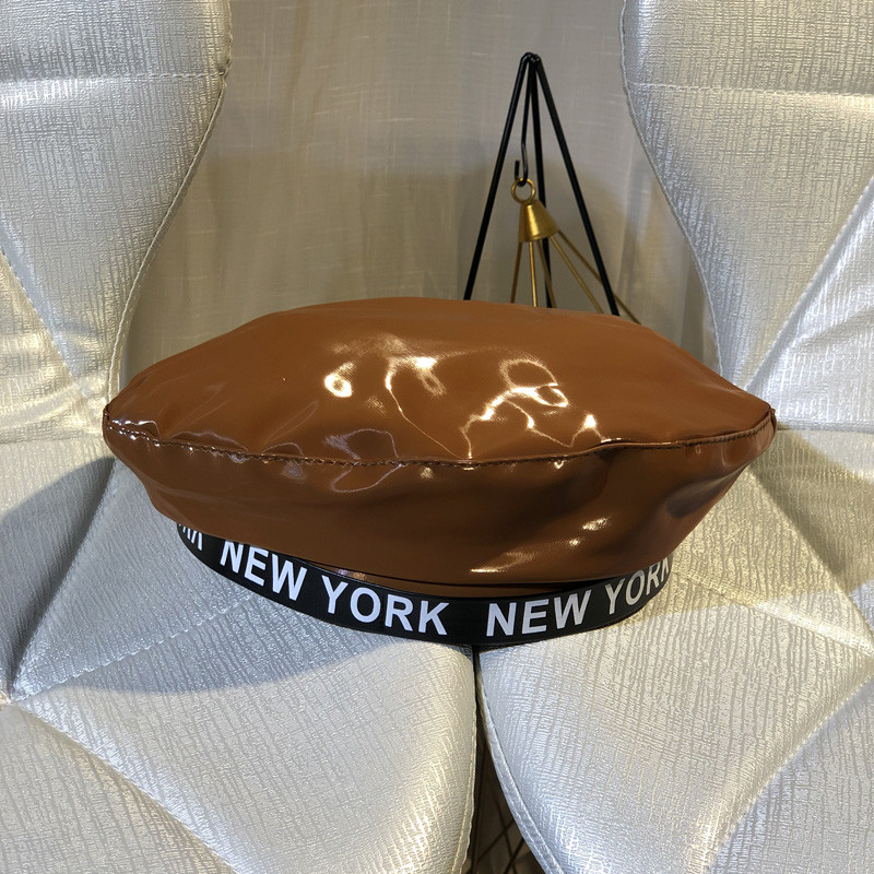 Μοντέρνο γυναικείο καπέλο από οικολογικό δέρμα με διάφορα χρώματα