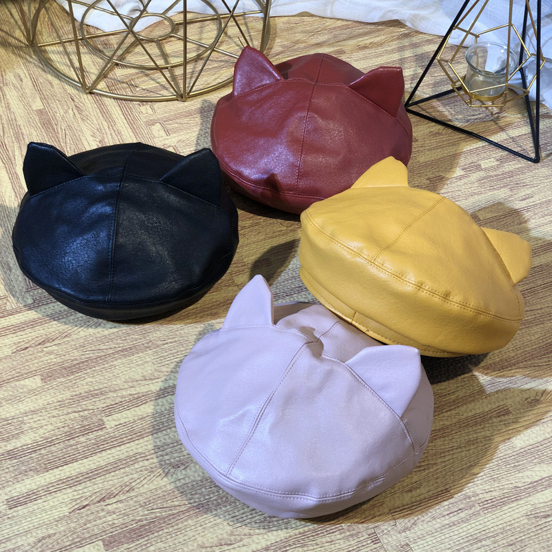Дамска шапка от еко кожа с 3D декорация в няколко цвята