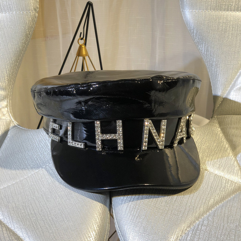 Μοντέρνο γυναικείο καπέλο με επιγραφή και πέτρες σε μαύρο και άσπρο χρώμα