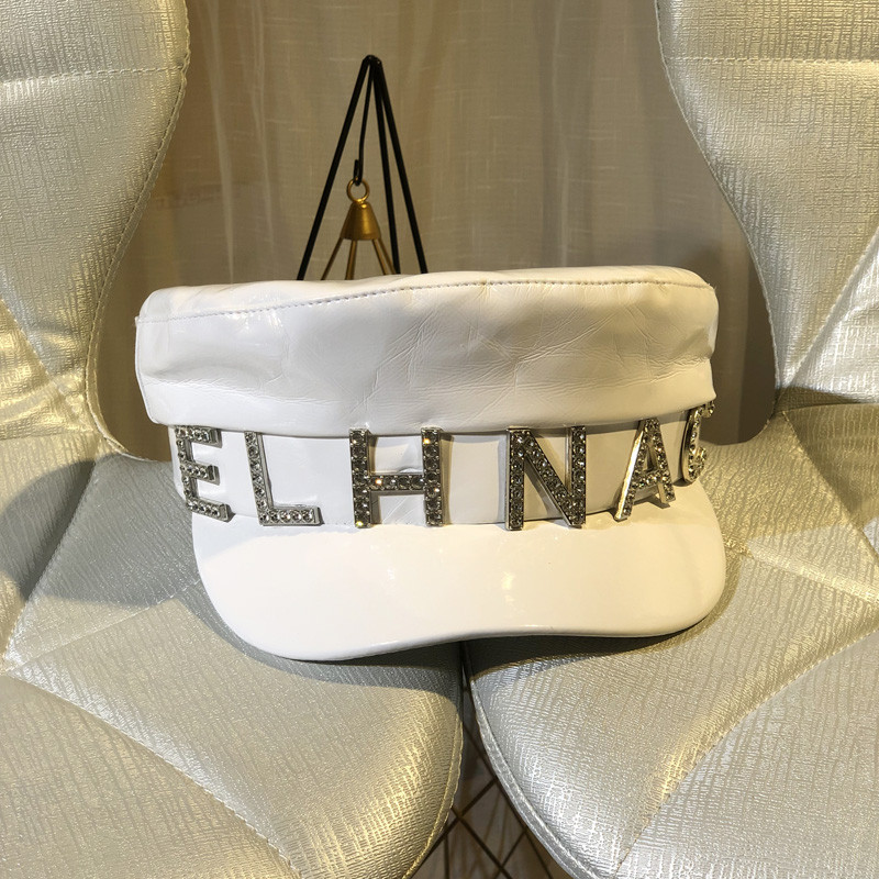 Μοντέρνο γυναικείο καπέλο με επιγραφή και πέτρες σε μαύρο και άσπρο χρώμα