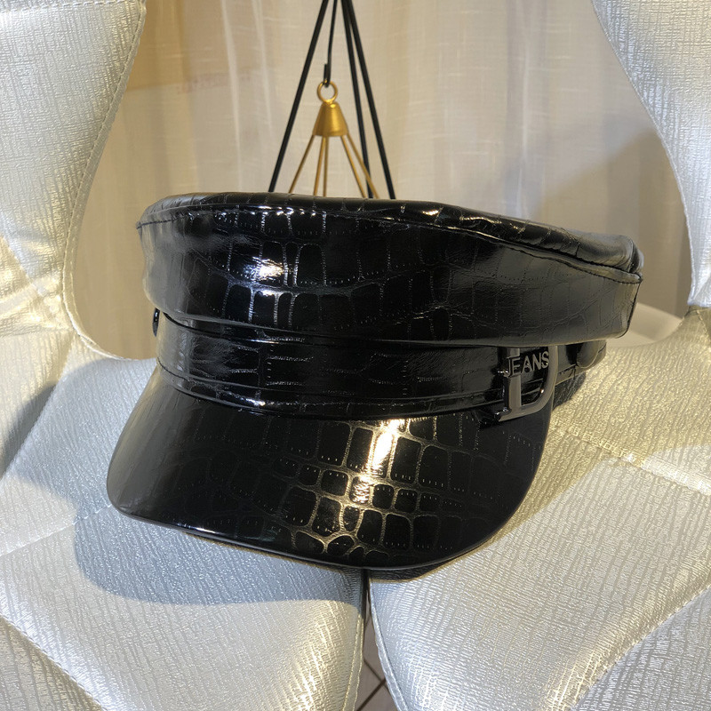 Șapcă elegantă de damă din piele ecologică de culoare neagră