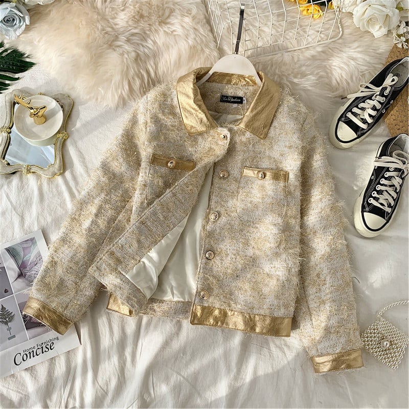 Női alkalmi kabát gombokkal és klasszikus gallérral