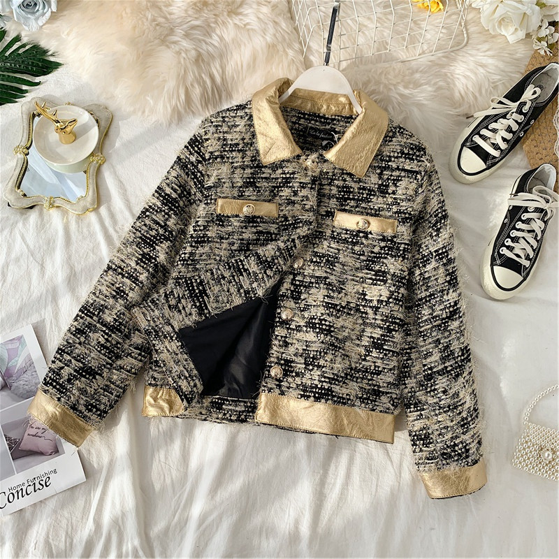 Női alkalmi kabát gombokkal és klasszikus gallérral